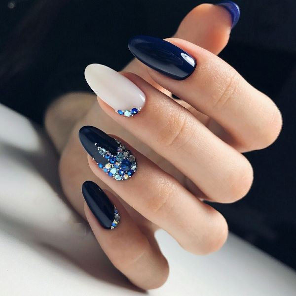 strass steentjes aqua op hand