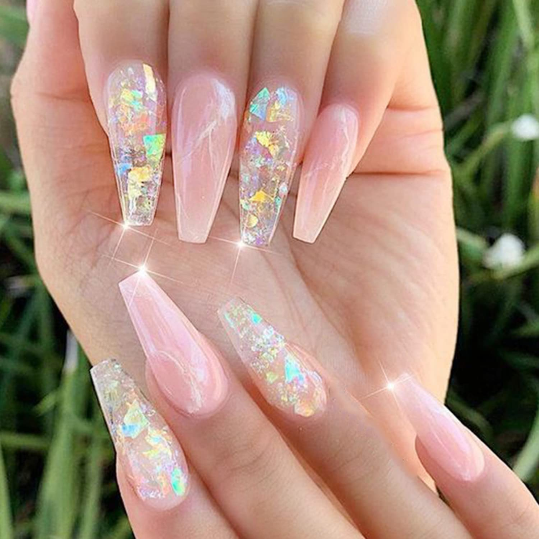 Glitter en iridescent nails trends: dé nagellooks van dit moment